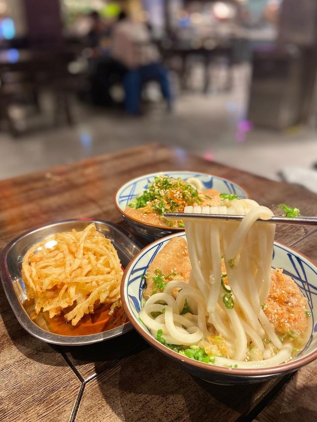 ［新竹/竹北］ 丸亀製麵 遠百竹北店 🥢｜ෆ丸龜生日好康ෆ+line會員 領生日券消費一份炸物 即享豆皮烏龍麵買一送一💛 