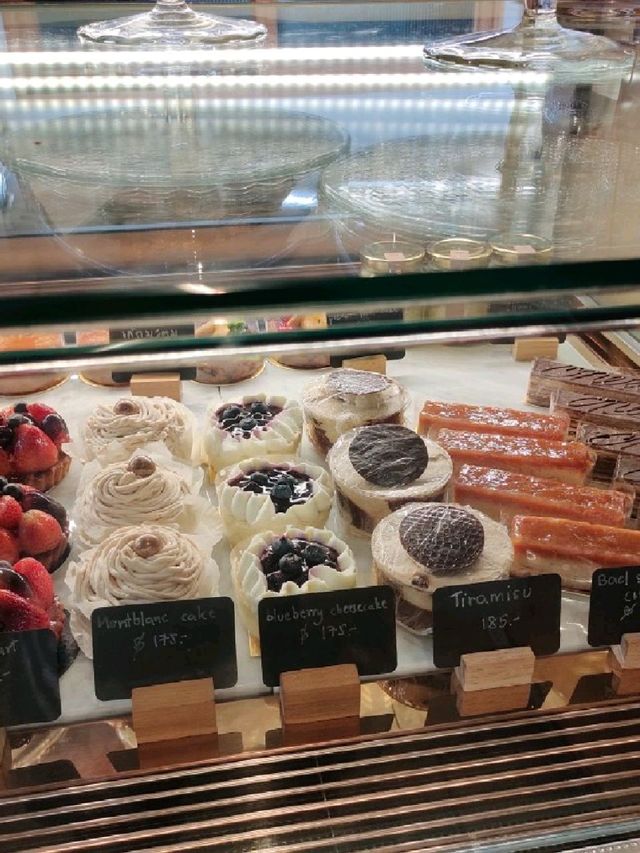 Plieu café สไตล์มินิมอล บรรยากาศอบอุ่น 