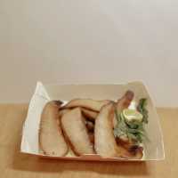 《 喂 ! 有 人 圍 住 餵 你 食 飯 好 威 水 》