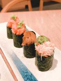 日本過江龍壽司店「美登利」 疫情前已成日去,次次都要等好耐位 啱啱放寬就即衝去食,唔洗等位,正😍 次次嚟都會叫「特上手握壽司盛盒」$238 而家原來叫呢個盛盒同時叫甜品或者飲品都有買一送一優惠,緊喺