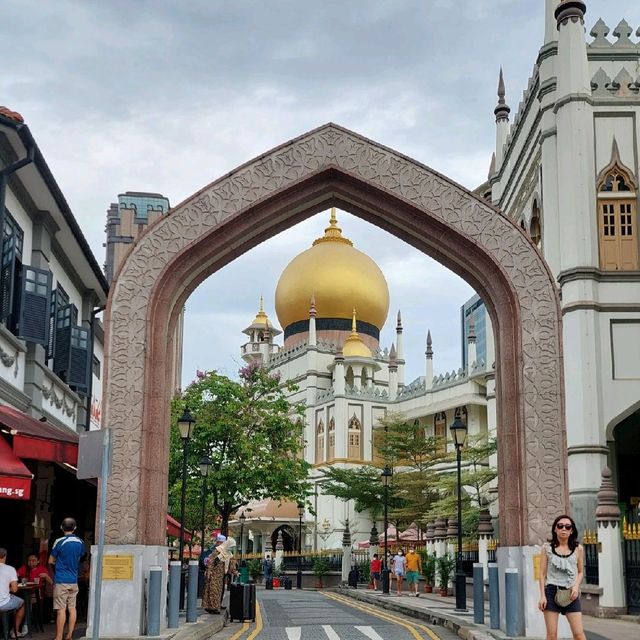 Shinny gold dome & minaret blinded our eyes