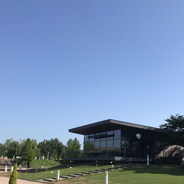 ☕️ 坐在最美的星巴克看富岩運河歷史 — 富岩運河環水公園
