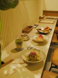 深木🪵系Cafe，三文魚意粉超足料 