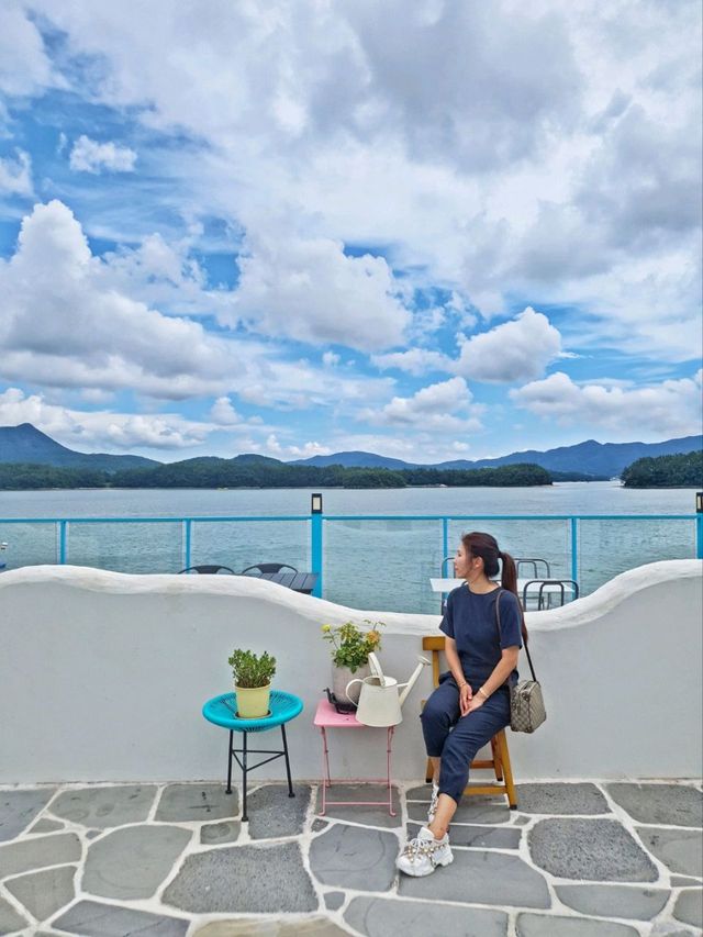 그림같은 하늘과 바다가 맞닿은 산토리니풍 카페 도어스⛵️