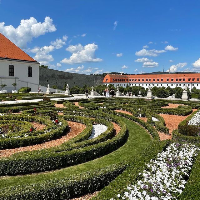 A CITY OF ELEGANCE & CHARM 🇸🇰 