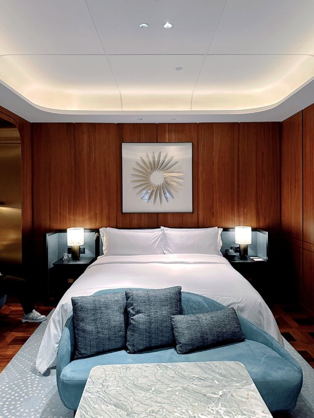 Check into the Xiamen Waldorf Astoria Hotel and enjoy a refined journey.