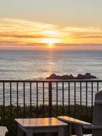 Half Moon Bay in California 🌙 Enjoy a seaside sunset at the Cliff Hotel.