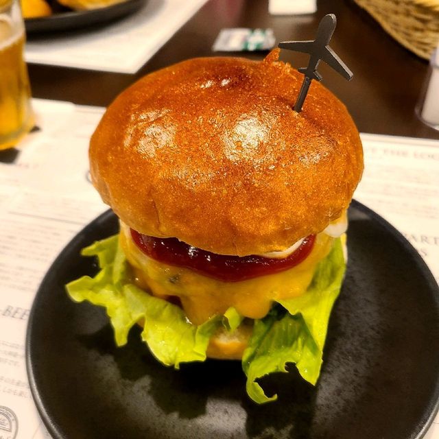 チーズがとろ～り！肉々しいハンバーガー【ダグズバーガー】⭐
