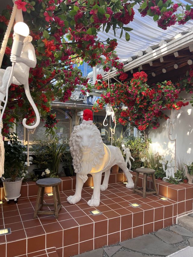 韓国/ソウル【益善洞】キリンやライオンのオブジェがある🦒🦁広々としたカフェ