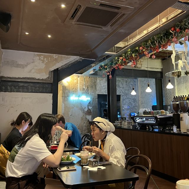 여유로운 무드의 KL 커피 맛집 Feeka Coffee Roasters 
