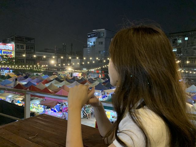 バンコク　タノンスクンビット71通りにあるナイトマーケットで飲んだくれ🍻✨