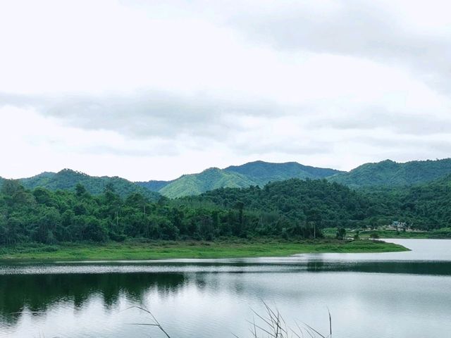 อ่างเก็บน้ำเล็กๆ​ ซ่อนตัวกลางหุบเขาแบบลับๆ