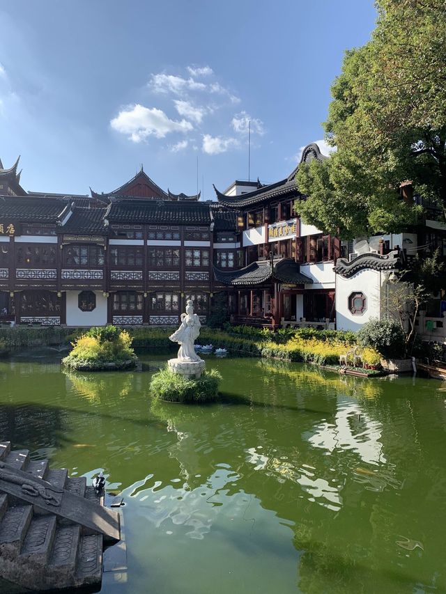 Modern Shopping in Ming Dynasty Pavilions