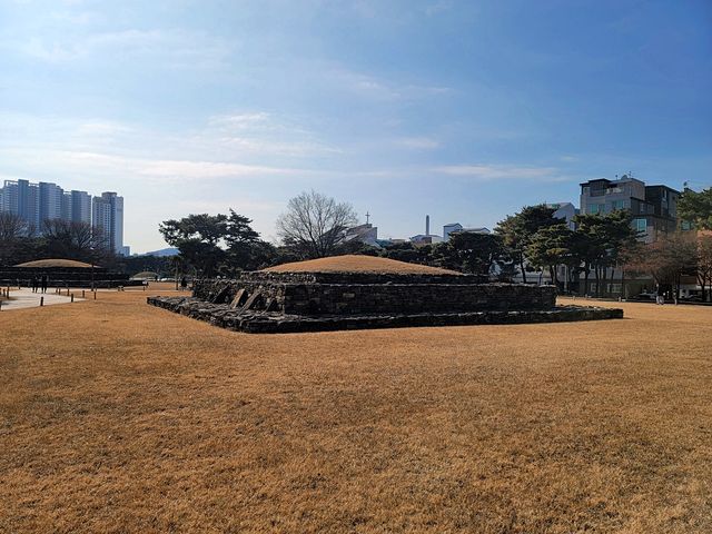 롯데타워가 정면에, 석촌동 고분군