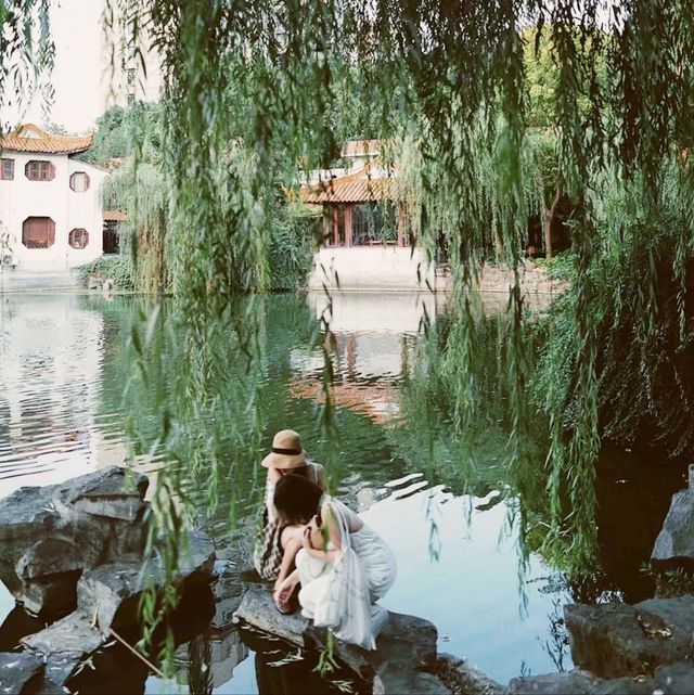 Cozy Café By The Lake In Nanjing