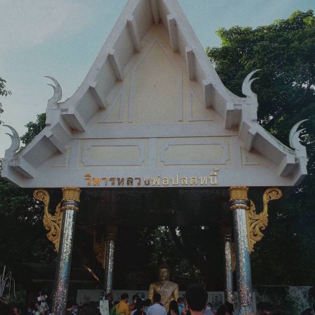 หลวงพ่อปลดหนี้ ที่วัดพระธาตุวาโย