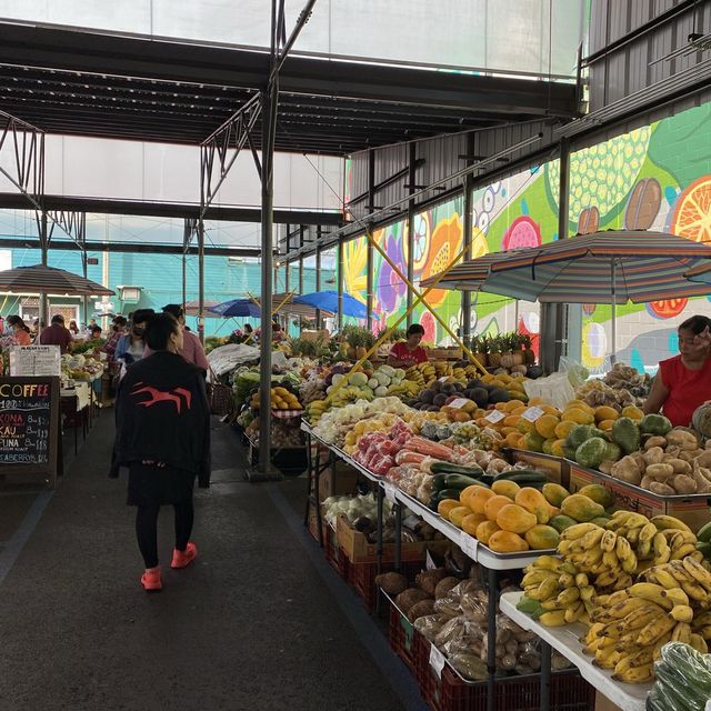 地元の野菜や花がいっぱい Hilo Farmers Market