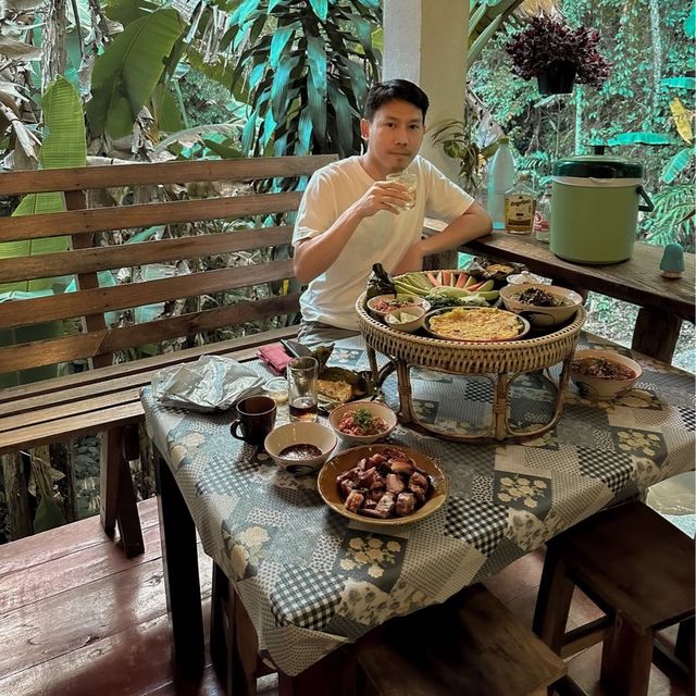บ้านธารริมผา บ้านพักริมลำธารกลางป่าใหญ่