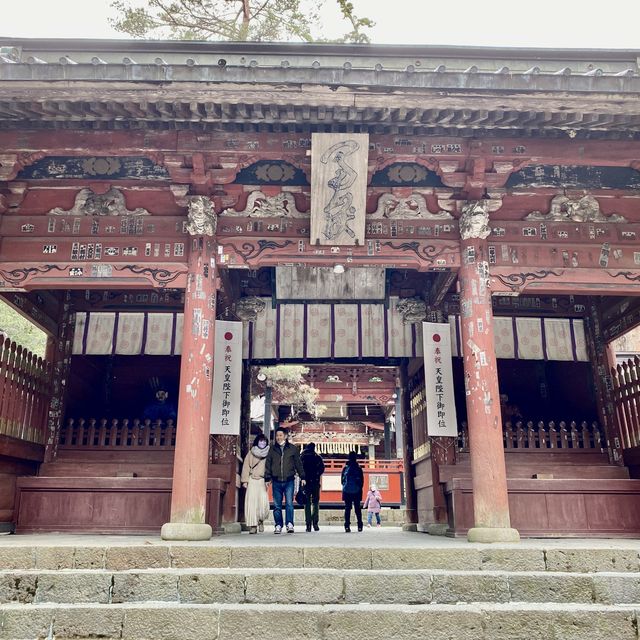 北口本宮冨士浅間神社の随神門と大鳥居