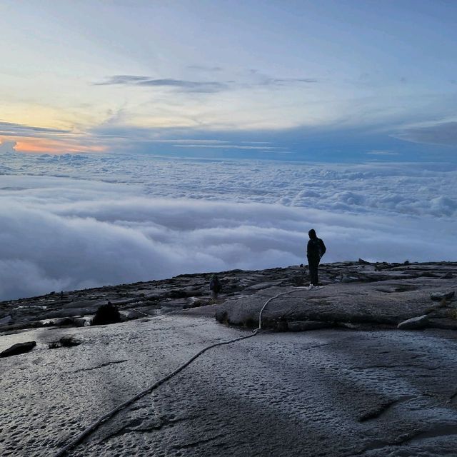 Tinggi tinggi Gunung Kinabalu 