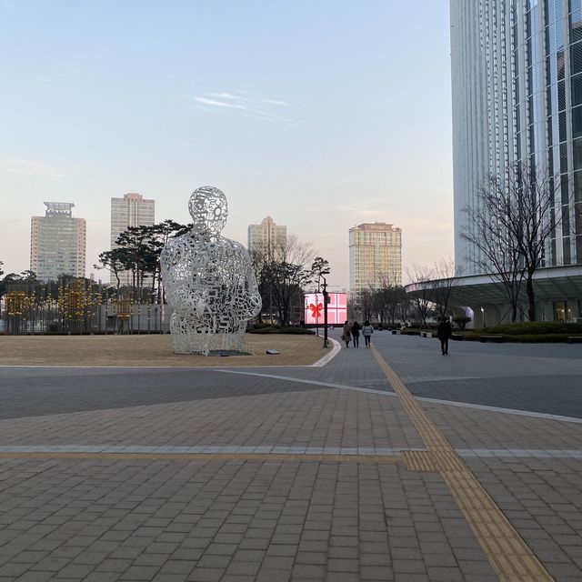 Seokchon lake and songpa district 