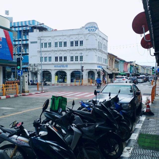 หมูสะเต๊ะ..จี้แดง..แยกแถวน้ำ..กินดีนะคุณ