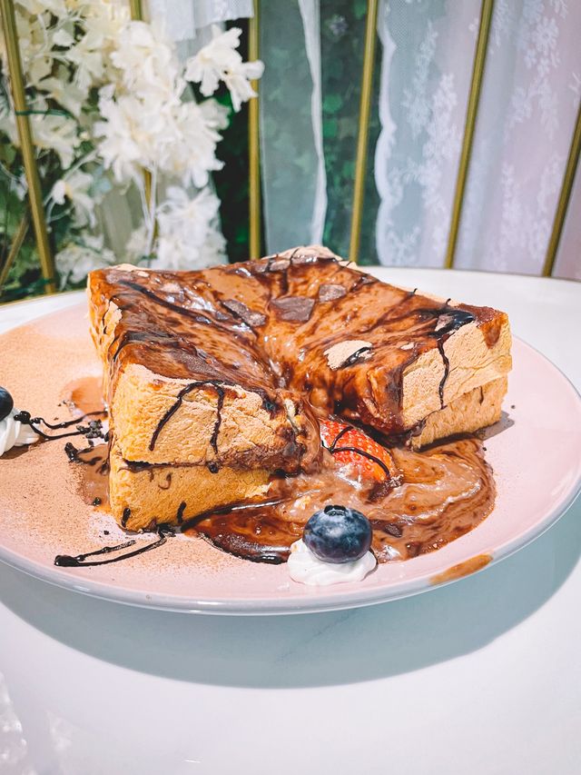 銅鑼灣cafe 花花籠同大型花牆