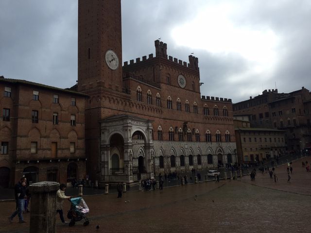Rainy day shipping and eating in Siena 