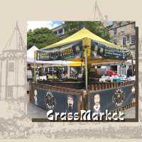 在古老廣場GrassMarket近距離看愛丁堡城堡