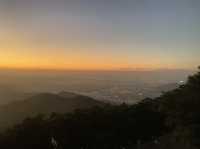 香港最高的山峰-大帽山｜日落。起霧。雲海。晚霞。夜景