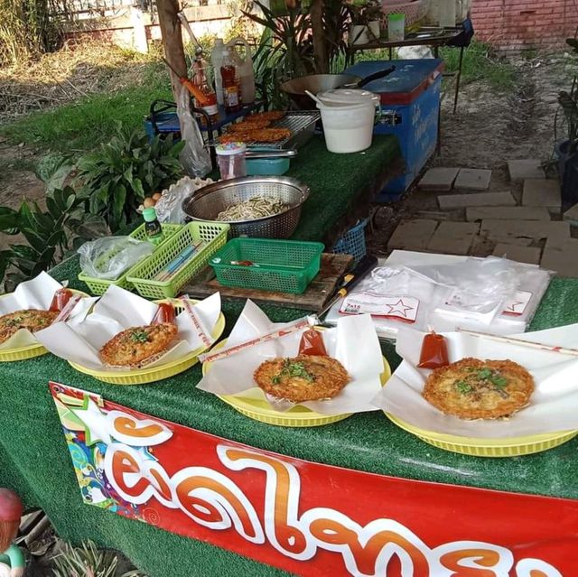 ผัดไทย หอยทอด ร้านเด็ด ย่านตลาดนัดนาวัง