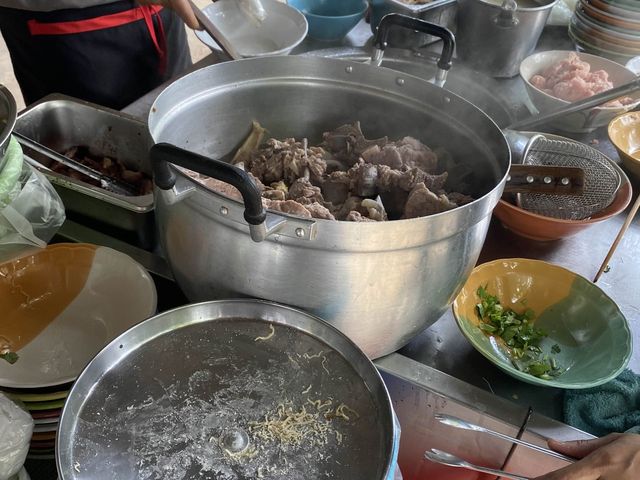 ก๋วยเตี๋ยวต้มยำหมูย่าง ร้านดังย่าน ม อ 