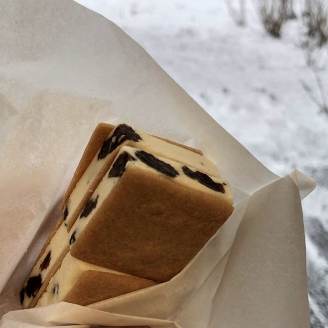 札幌本店【六花亭】あの有名なバターサンドがアイスで！？
