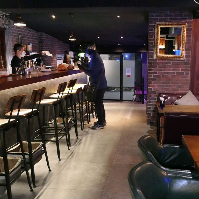 東區夢幻海洋系餐酒館AQUA Lounge，水族館酒吧
