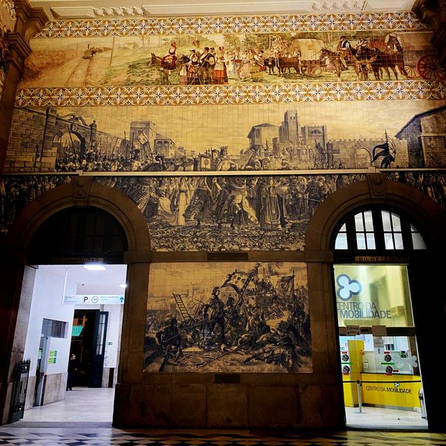 The charming São Bento Train Station 🇵🇹