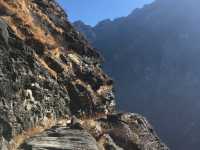 Hiking along Tiger Leaping Gorge 