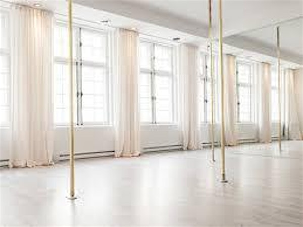 Pole Dancing entre girls | 50 Rue Saint-Jacques