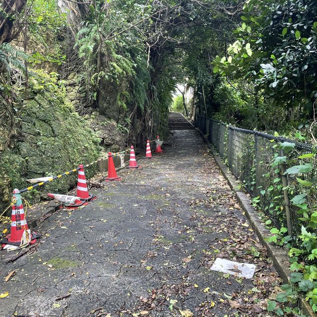 首里城まで続く石畳道をゆっくりと歩く