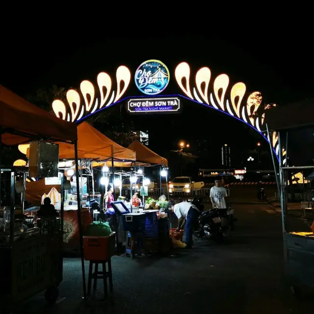 Have fresh seafood at Son Tra Night Market 