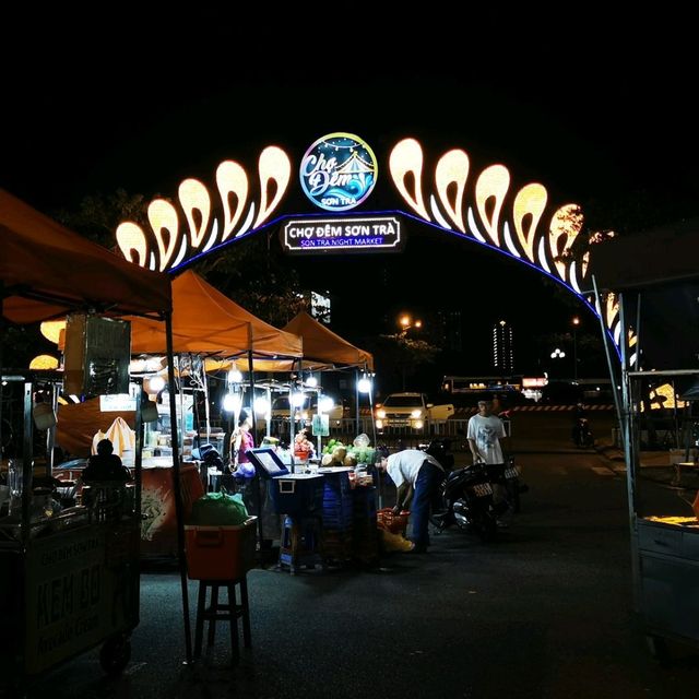 Have fresh seafood at Son Tra Night Market 