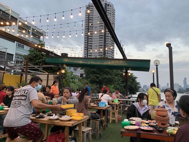 曼谷（昭拍耶河）觀賞河景食自助餐泰式火鍋「Yang Noey Saphan Phut」