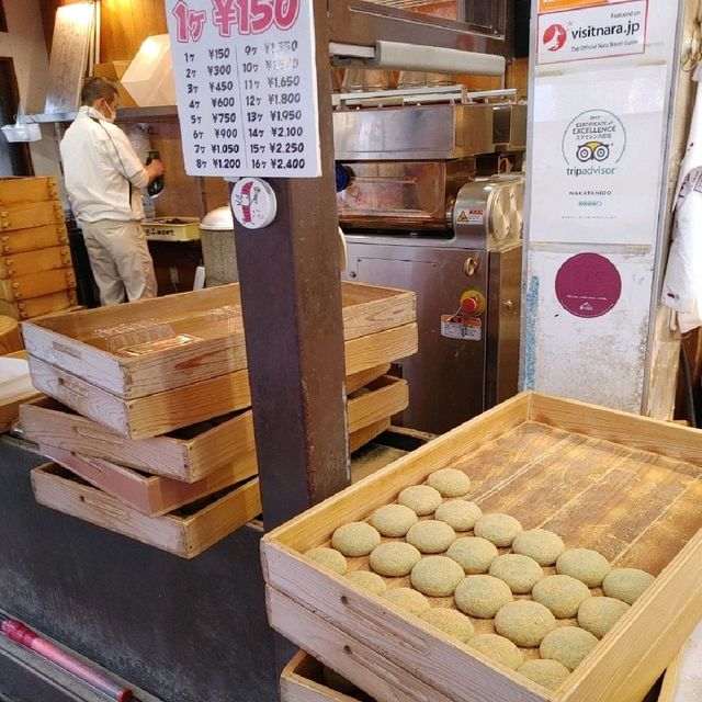 奈良町食べ歩き　大仏いちご・よもぎ餅