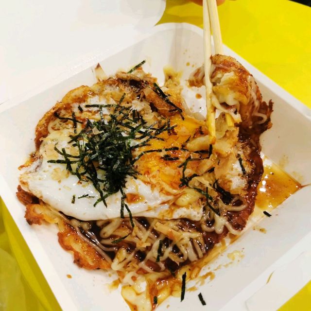 พามากิน โอโคโนมิยากิใส่ไข่ ที่ตลาดต้น​สัก​ 