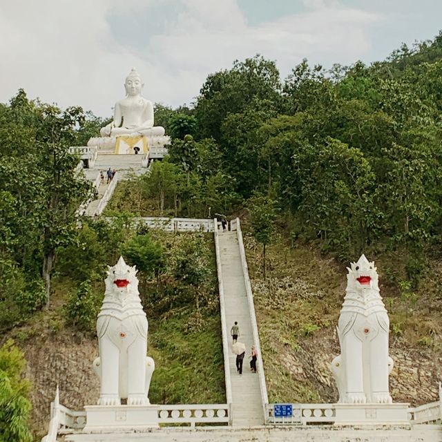 chedi phra that mae yen white buddha