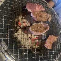【レトロな焼肉店?!】沖縄のおばあの家で絶品お肉をたいらげた！