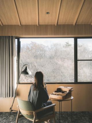 紅く染まった森、澄んだ空気、鳥のさえずり、心地いい那須高原の森を進むと辿り着くおしゃれな一軒の建物NOTE NASU

洗練されたインテリア、窓の外には那須高原の森が見渡せて、お部屋の中にいても那須高原の森を感じられる。そしてそんな森を眺めながら、好きな場所で旬の地元食材を使った朝食をいただけます。
　
素敵なピクニックボックスに詰められた朝食は、開けた瞬間思わずお腹がなってしまうほど、見た目はもちろん、とってもいい香りで、朝から最高に幸せでした。
　
夜ご飯も香り高いお食事ばかり
テーマは室内でキャンプ気分🏕
肩の力を抜いて気軽に楽しめるをコンセプトに、季節のお野菜から地元のお米やお肉が使われたこだわりのお料理が出てきてほろ酔い気分で最高の気分でした


#宿泊記 #紅葉 #グルメ旅 #アートなホテル #ラグジュアリーホテル