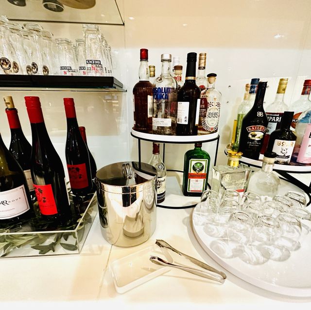 SUITE DREAMS - Air Canada Maple Leaf Lounge 