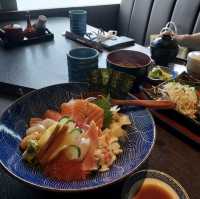 定食配烏東麵豉湯及海膽燉蛋