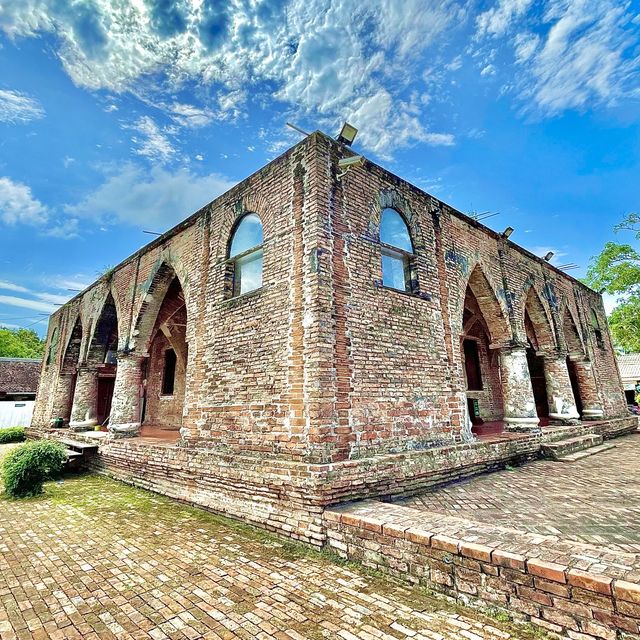 เป็นสถานที่ โบราณ อายุประมาณ 200 ปี  สวยงามโดดเด่น