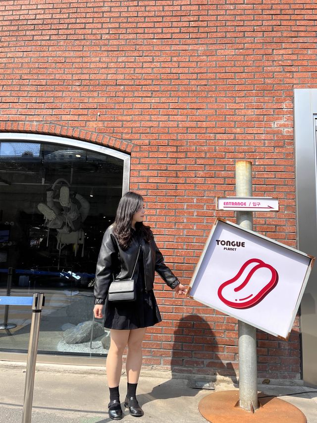하나의 전시회를 구경 온 듯한 서울 텅 성수 스페이스